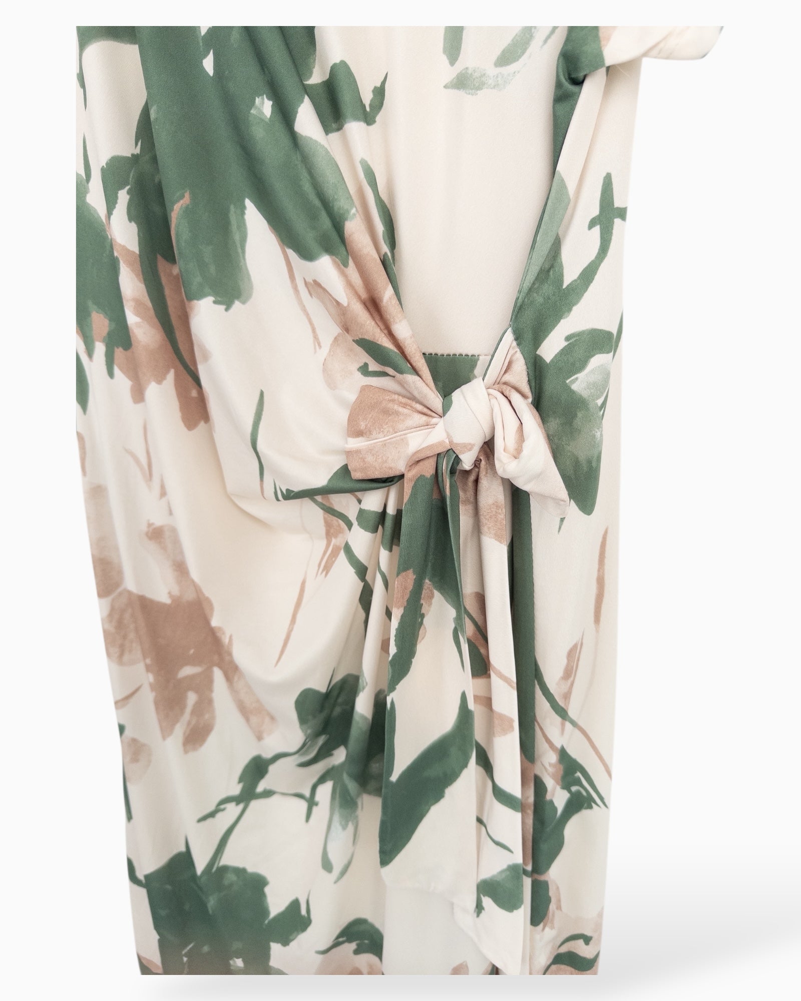 Kleid mit Blumen-Muster oliv