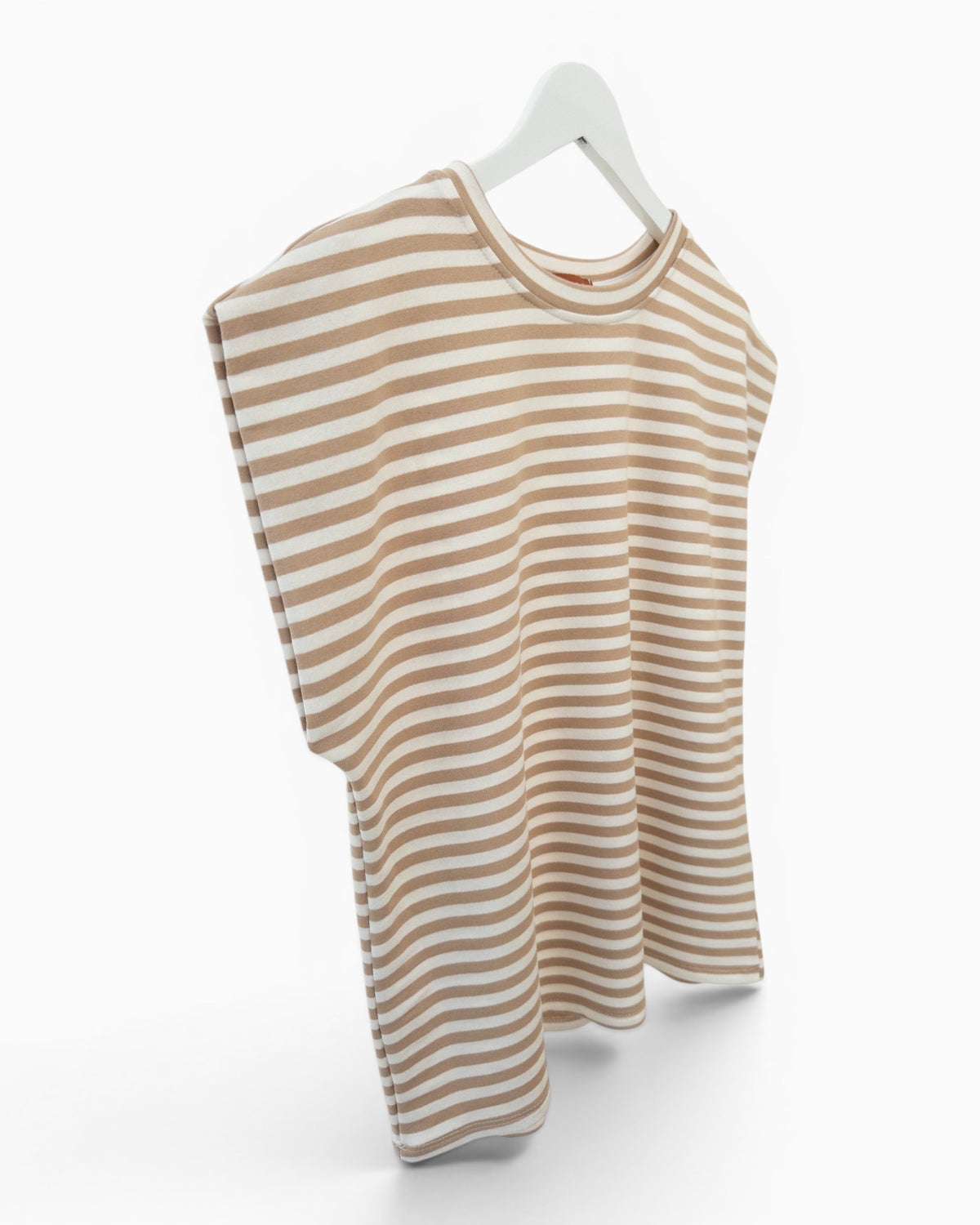 Gestreiftes Shirt mit überschnittener Schulter beige creme