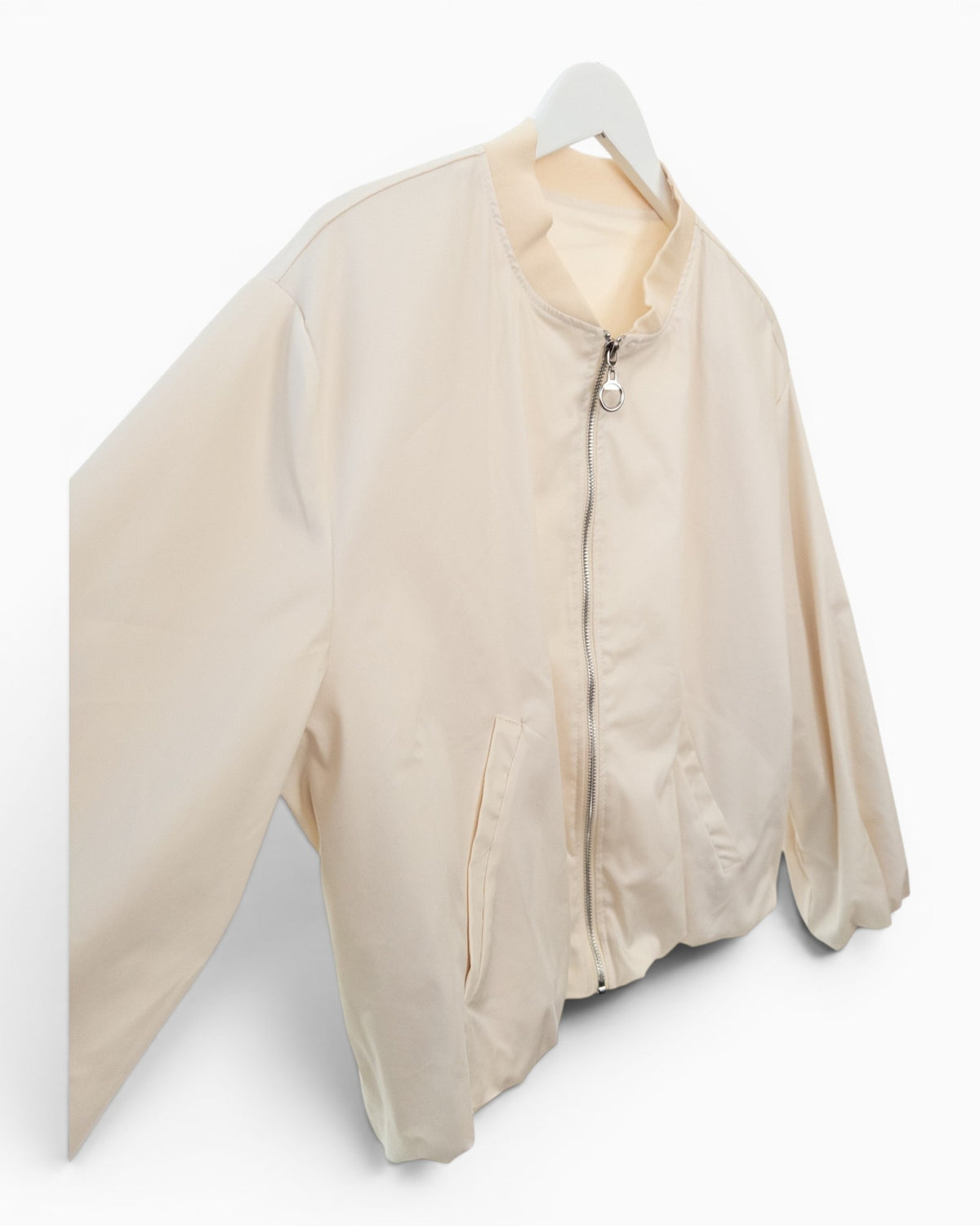 Leichte Bomberjacke mit Reißverschluss creme