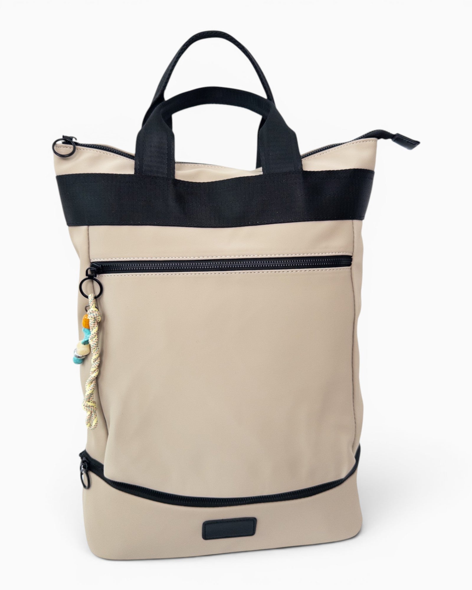 City Rucksack mit Reißverschluss und Anhänger beige schwarz