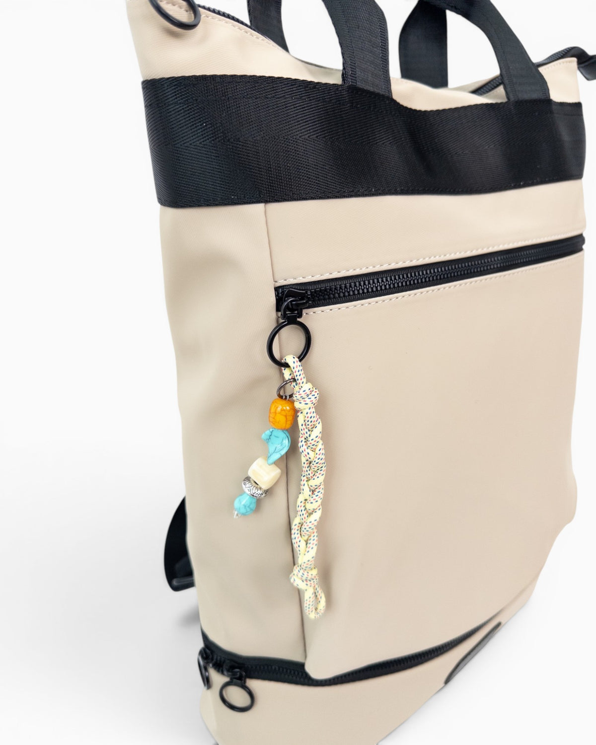 City Rucksack mit Reißverschluss und Anhänger beige schwarz
