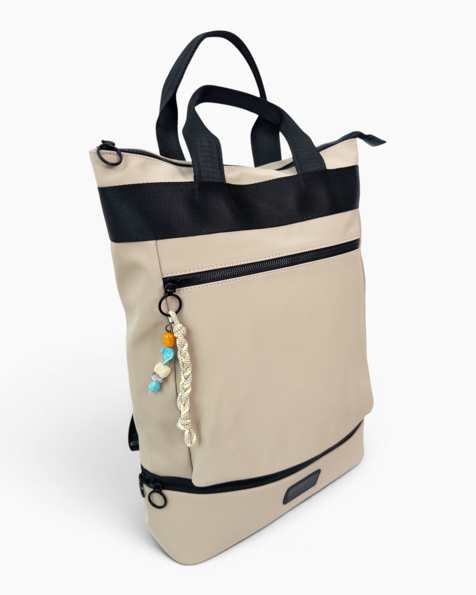 City Rucksack mit Reißverschluss und Anhänger beige schwarz
