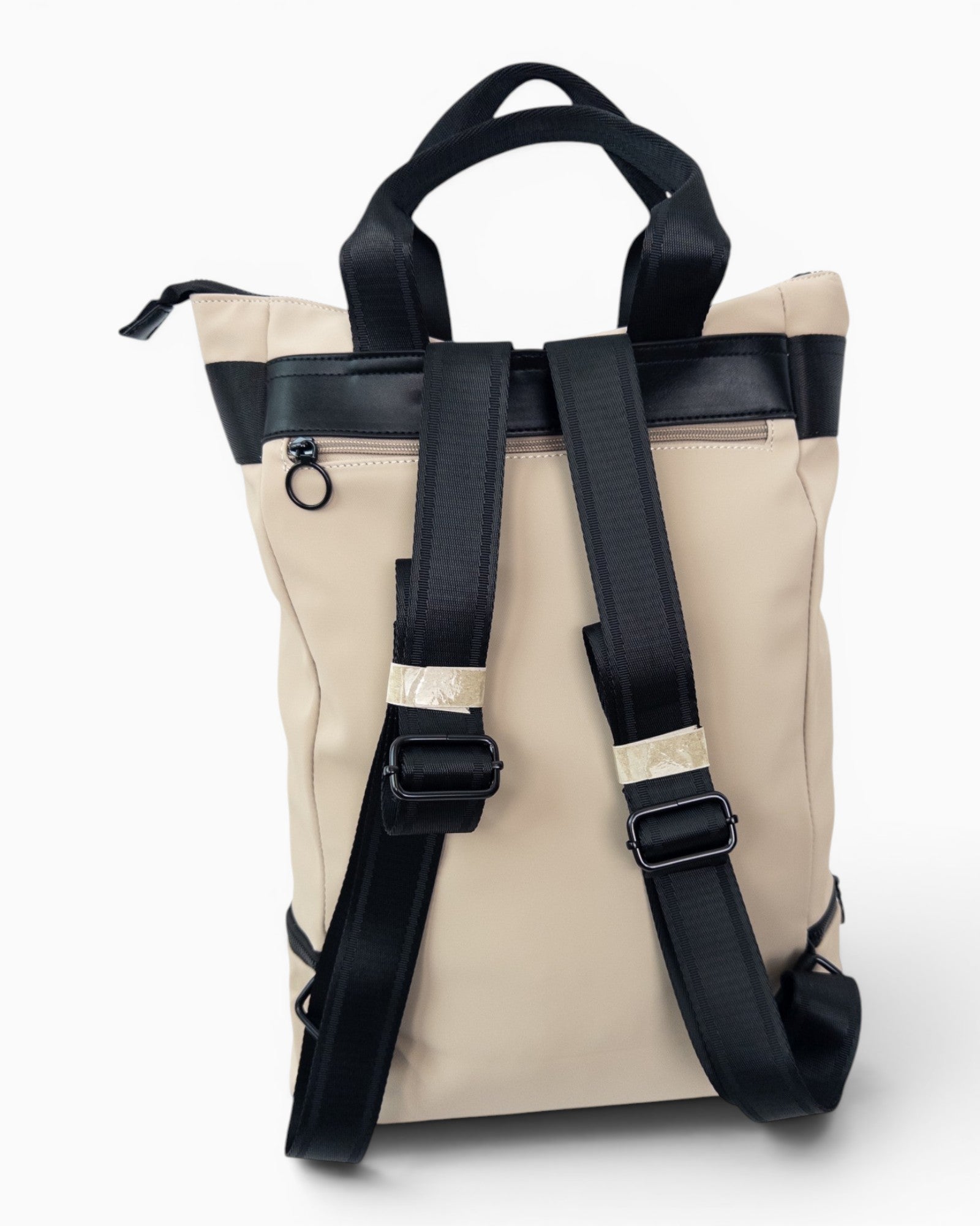 City Rucksack mit Reißverschluss und Anhänger beige schwarz
