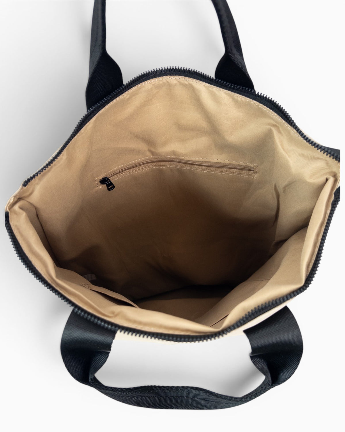 City Rucksack mit Reißverschluss und Anhänger beige schwarz