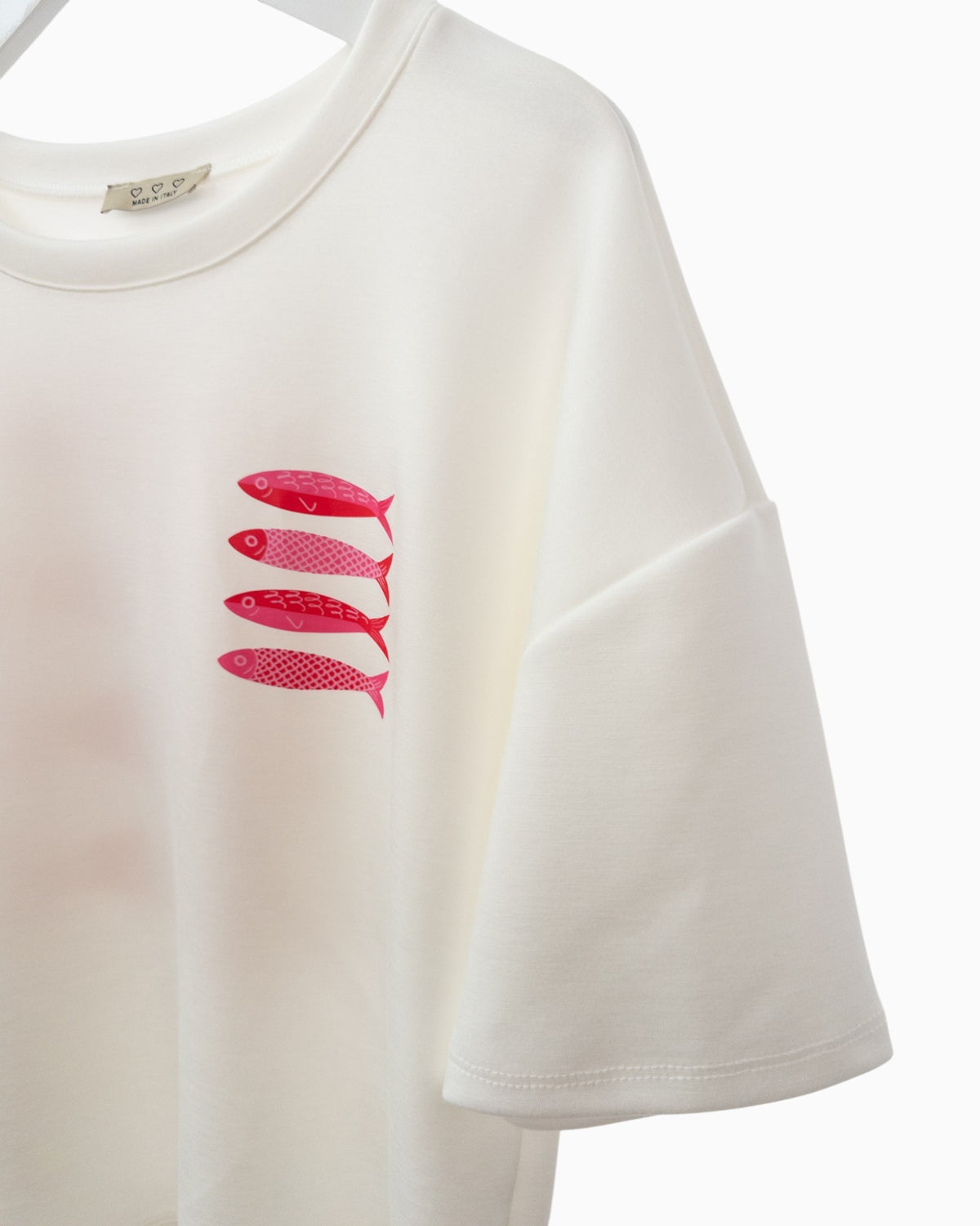 Shirt mit Fischmotiv und Rückendruck weiß pink