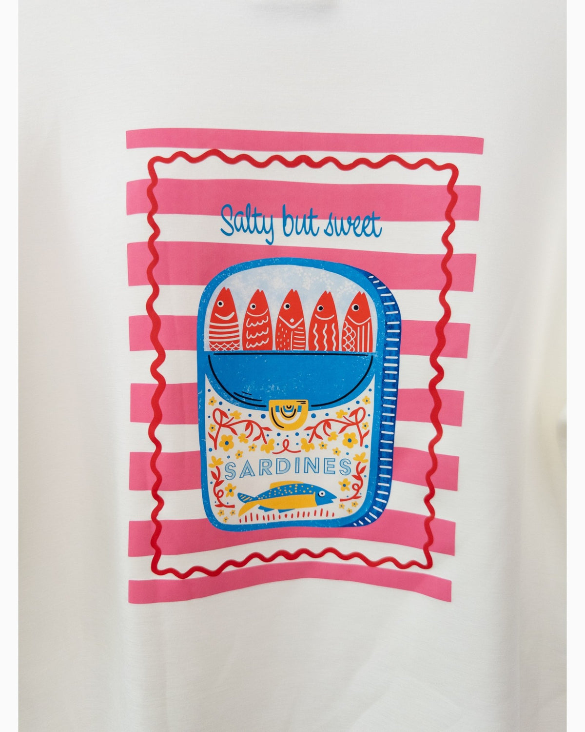 Shirt mit Sardinenmotiv und Rückendruck weiß