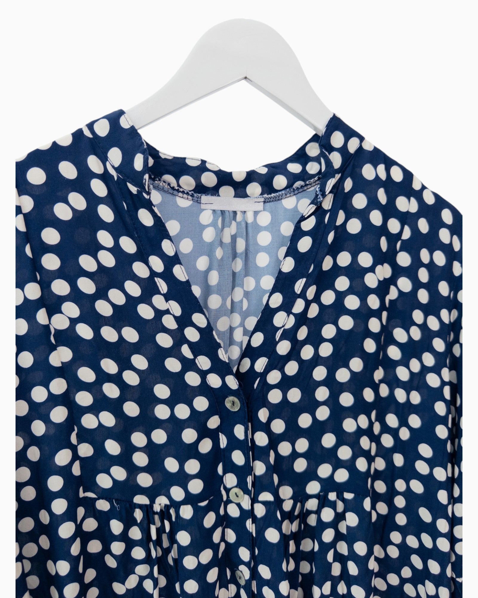 Kleid mit Punktemuster und Knopfleiste dunkelblau