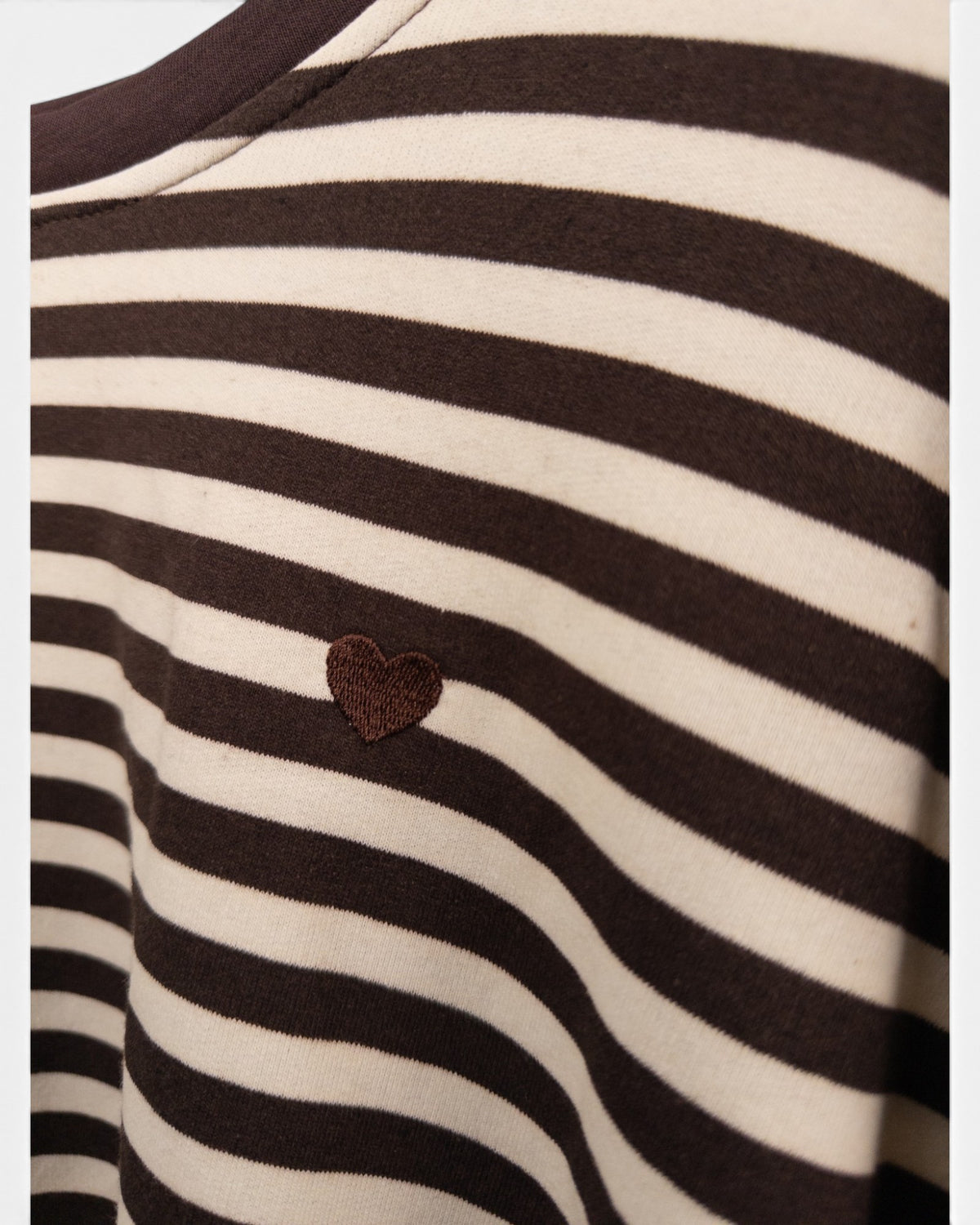 Streifenpullover mit Herz creme braun