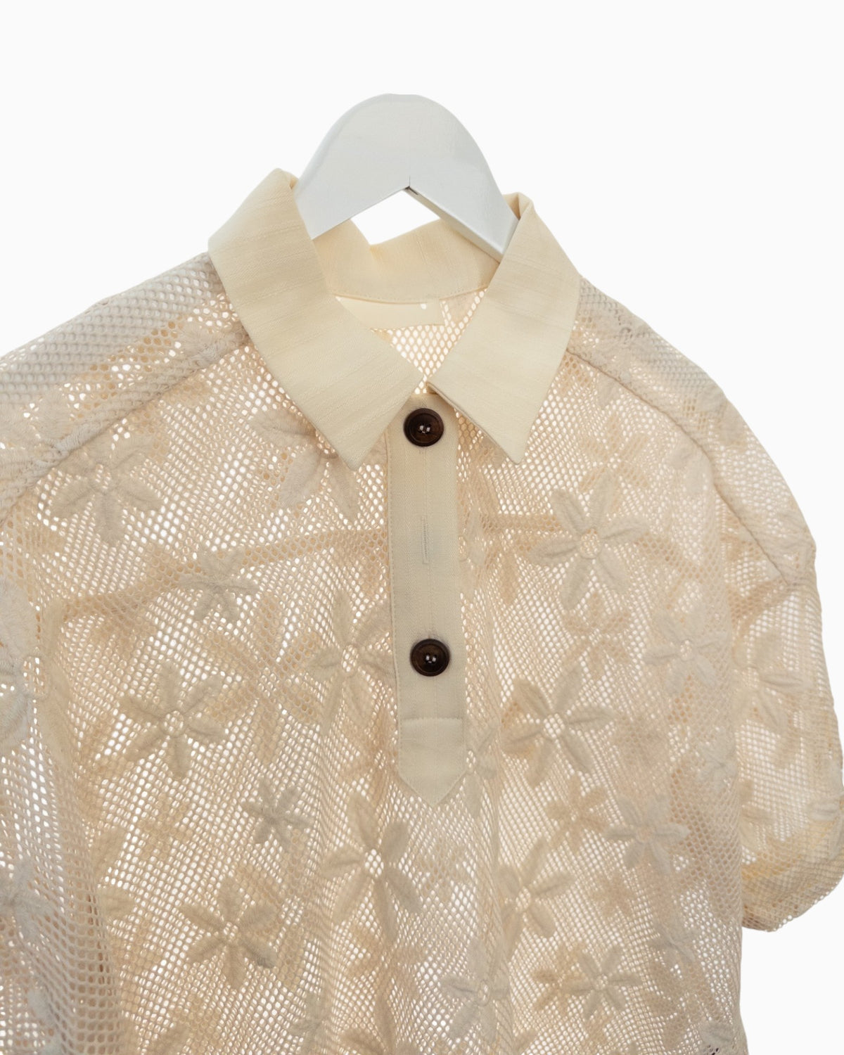 Leichtes Blusenshirt in Häkeloptik mit Blumenmuster creme