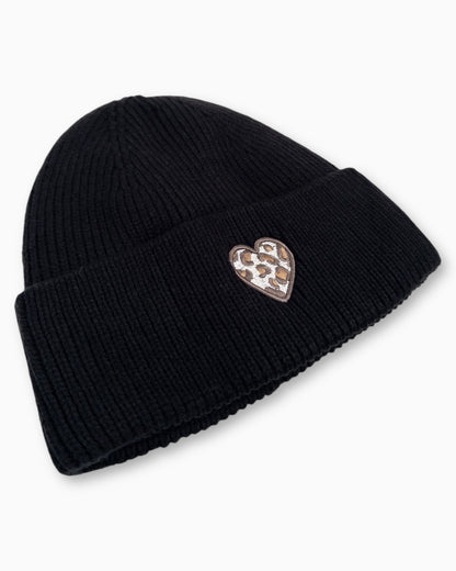 Winterwarme Mütze mit Leo-Herz schwarz