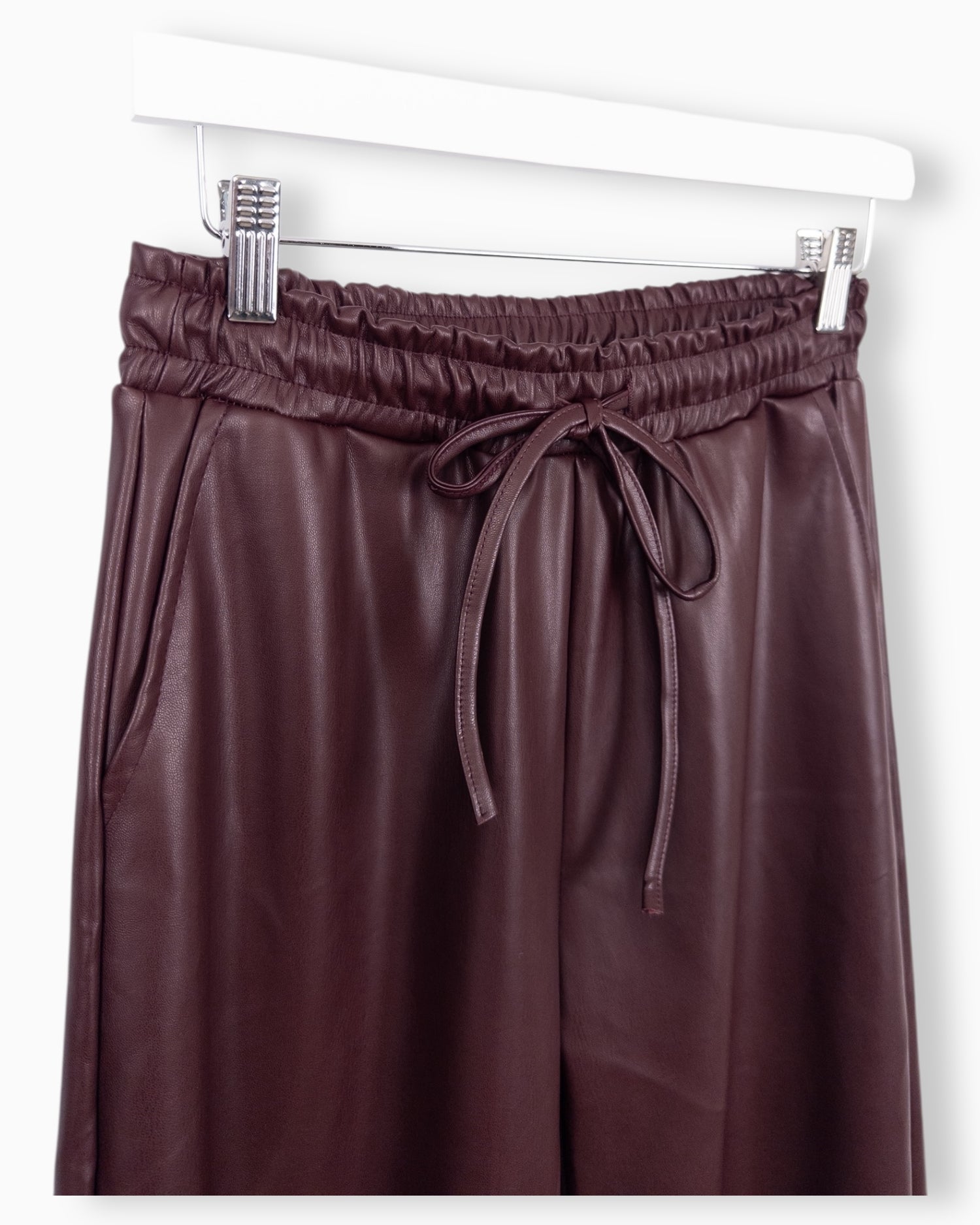 Hose in Lederoptik burgund