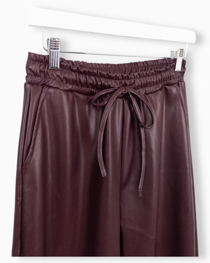 Hose in Lederoptik burgund