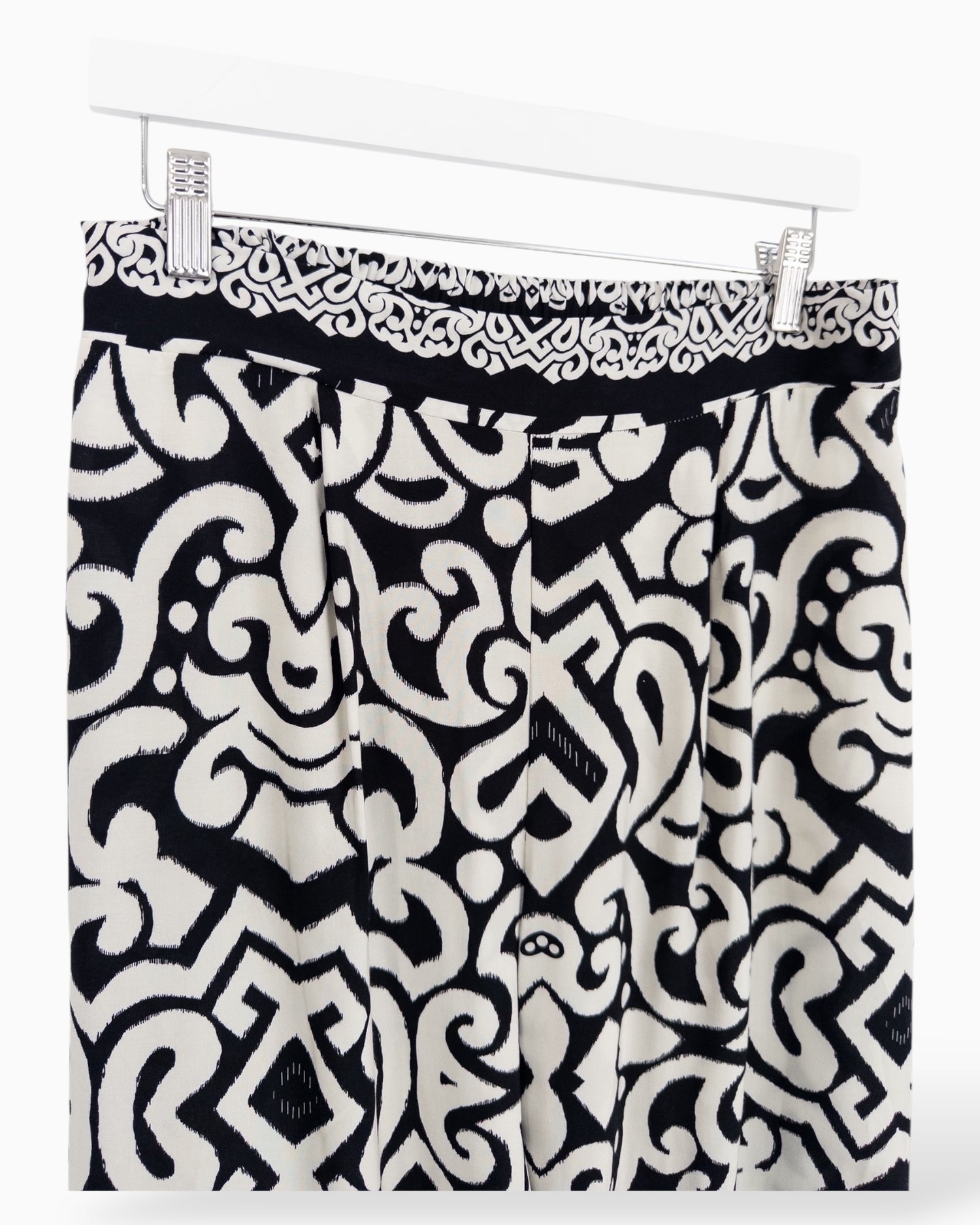 Leichte Hose mit Musterung schwarz weiß