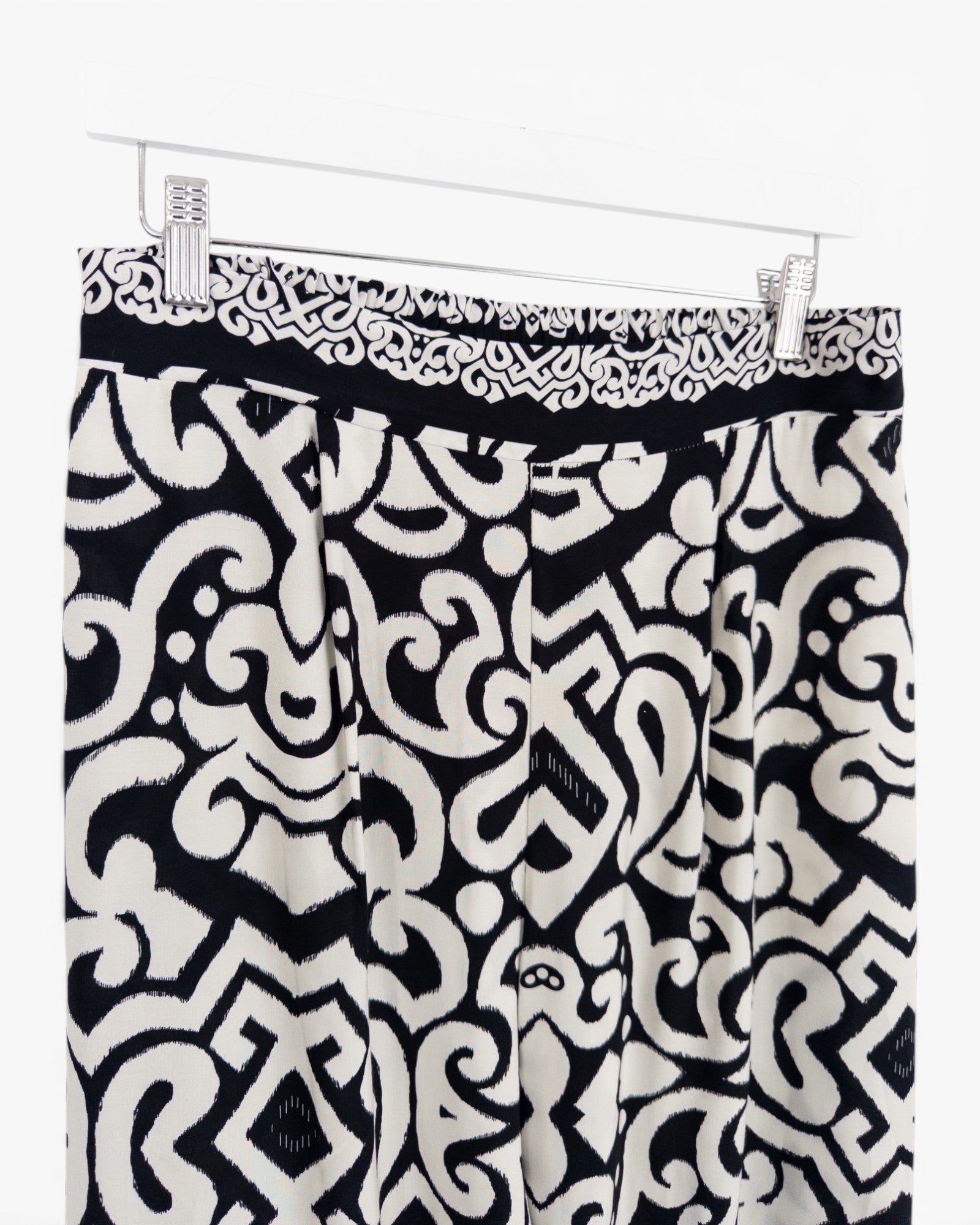 Leichte Hose mit Musterung schwarz weiß