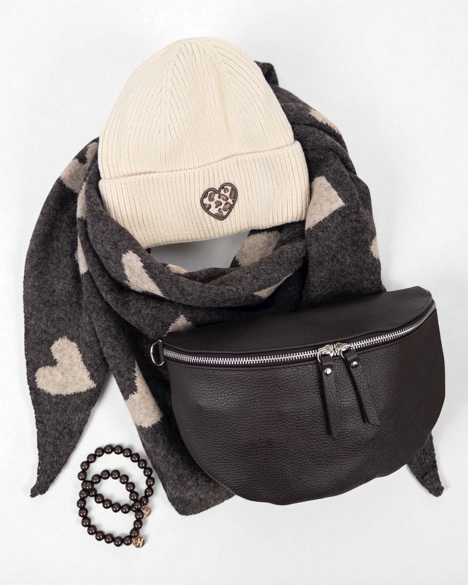 Winterwarme Mütze mit Leo-Herz sand