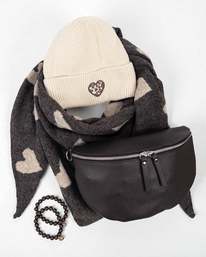 Winterwarme Mütze mit Leo-Herz sand