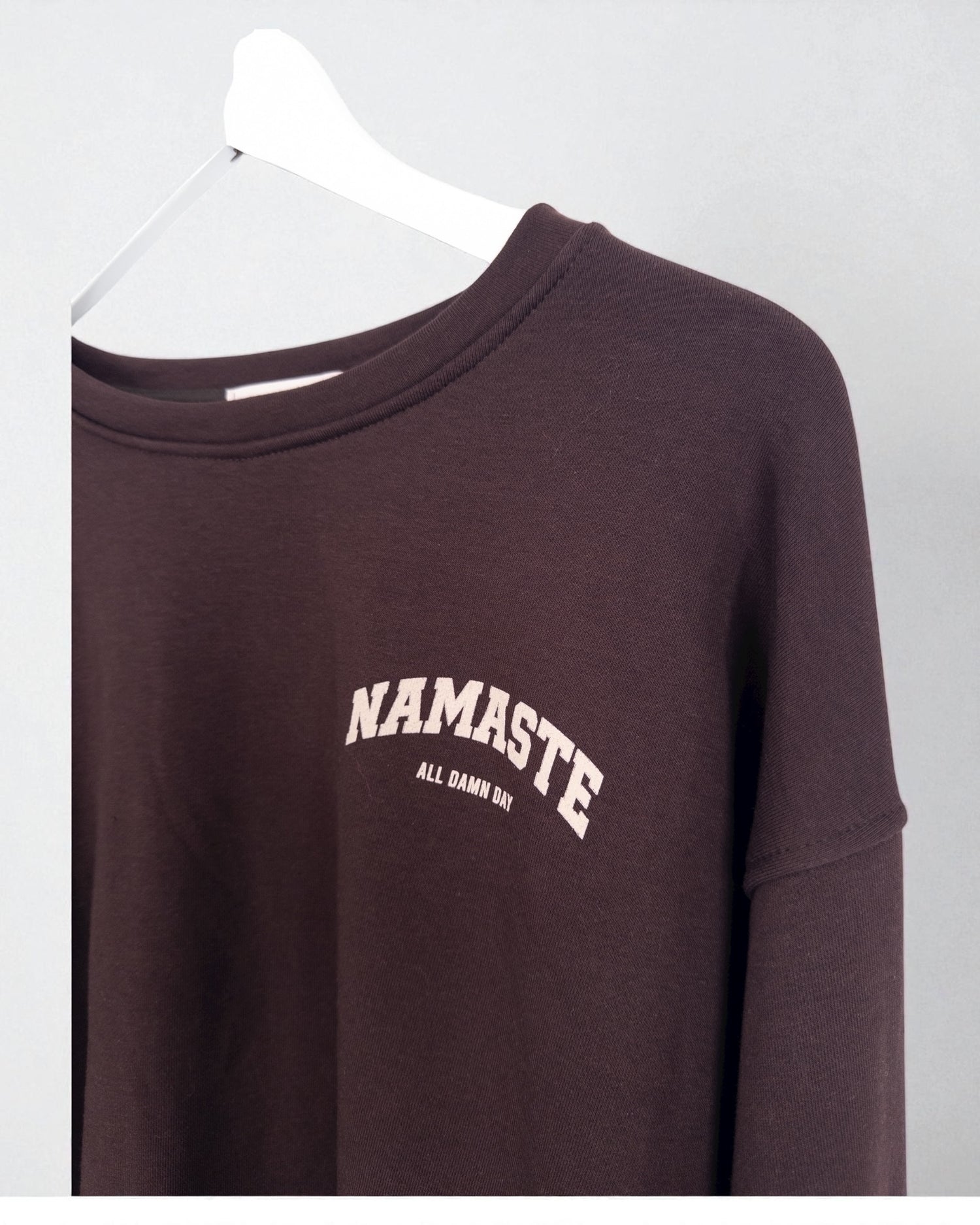 Leo Sweatshirt Namaste dunkelbraun