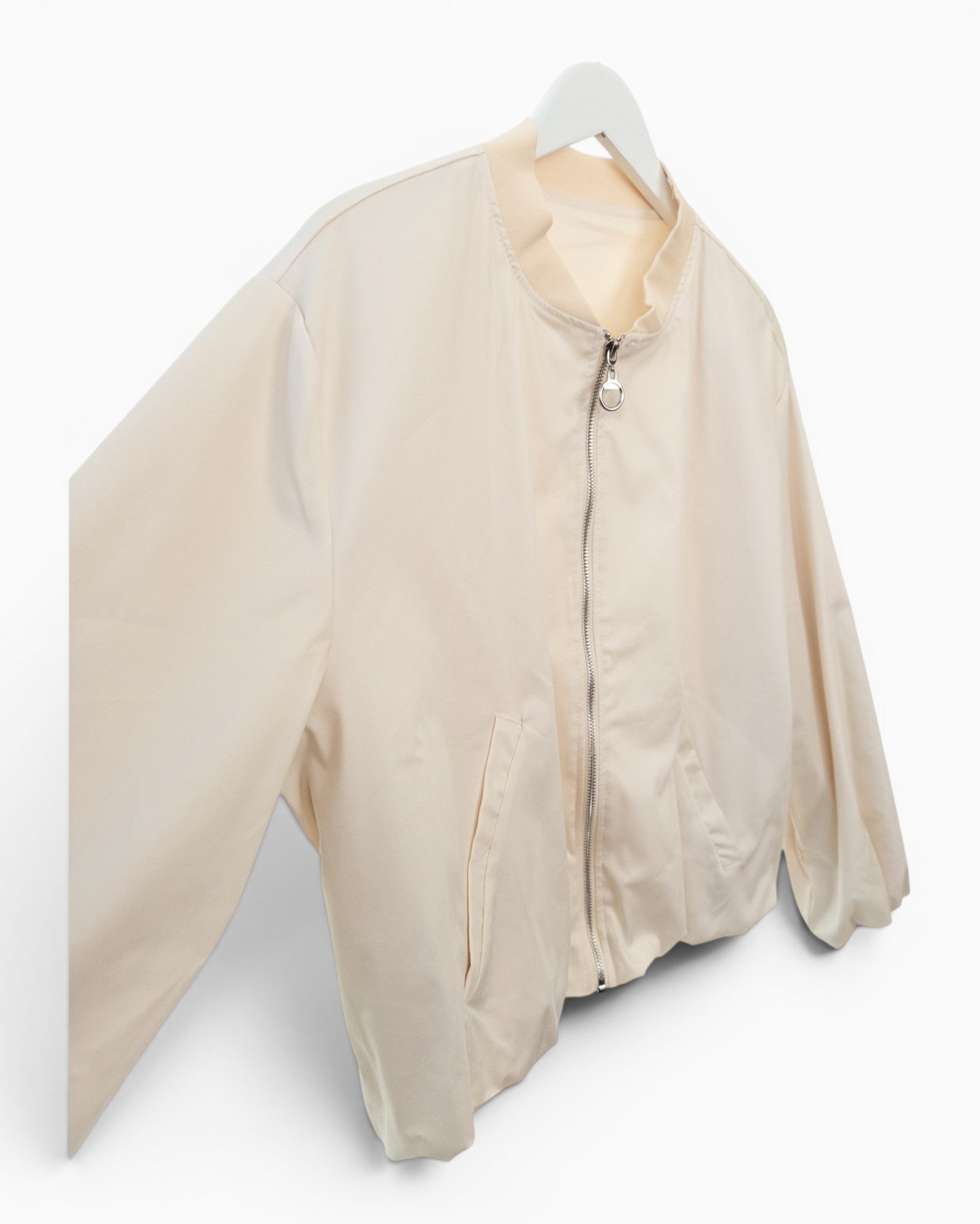 Leichte Bomberjacke mit Reißverschluss creme