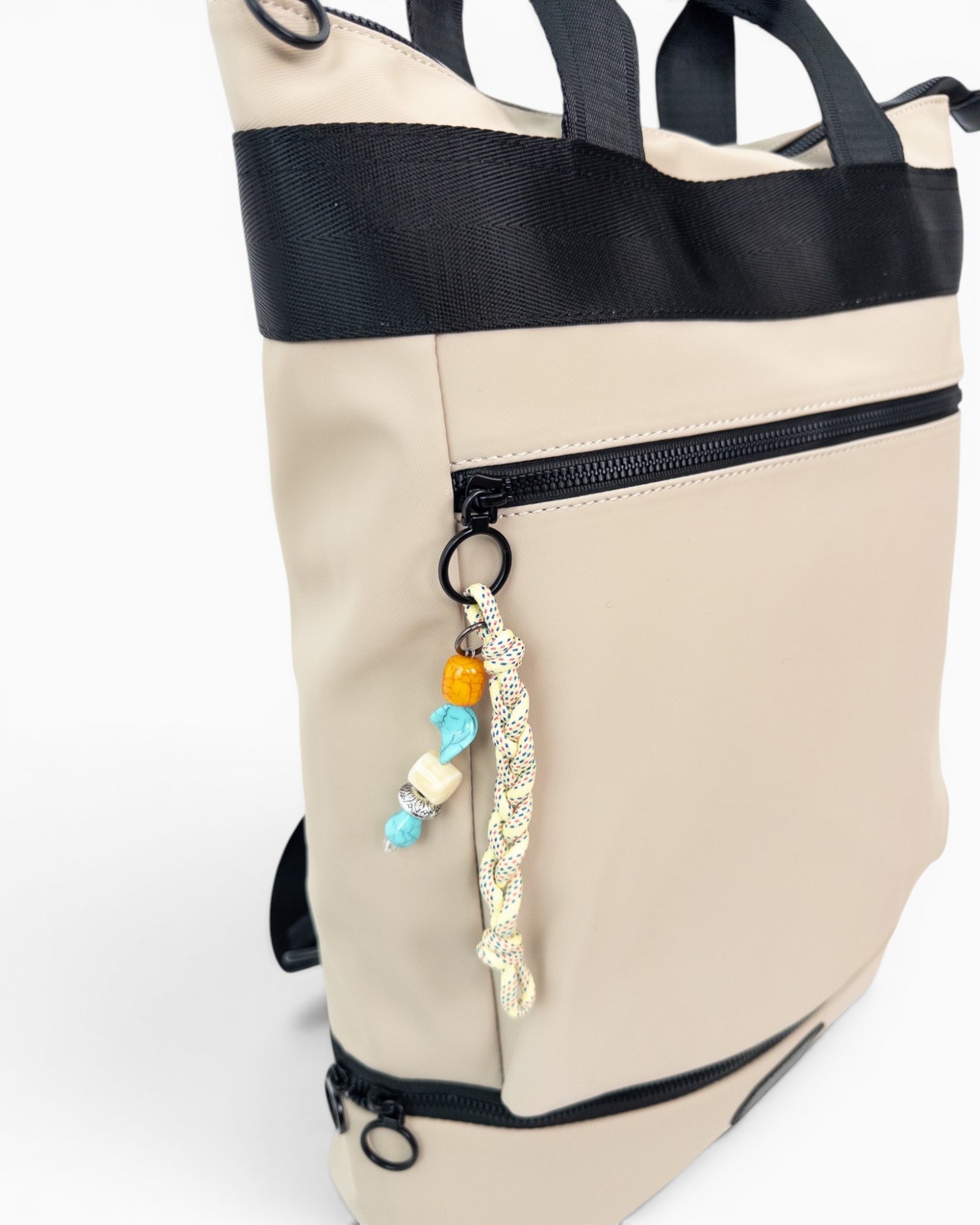 City Rucksack mit Reißverschluss und Anhänger beige schwarz