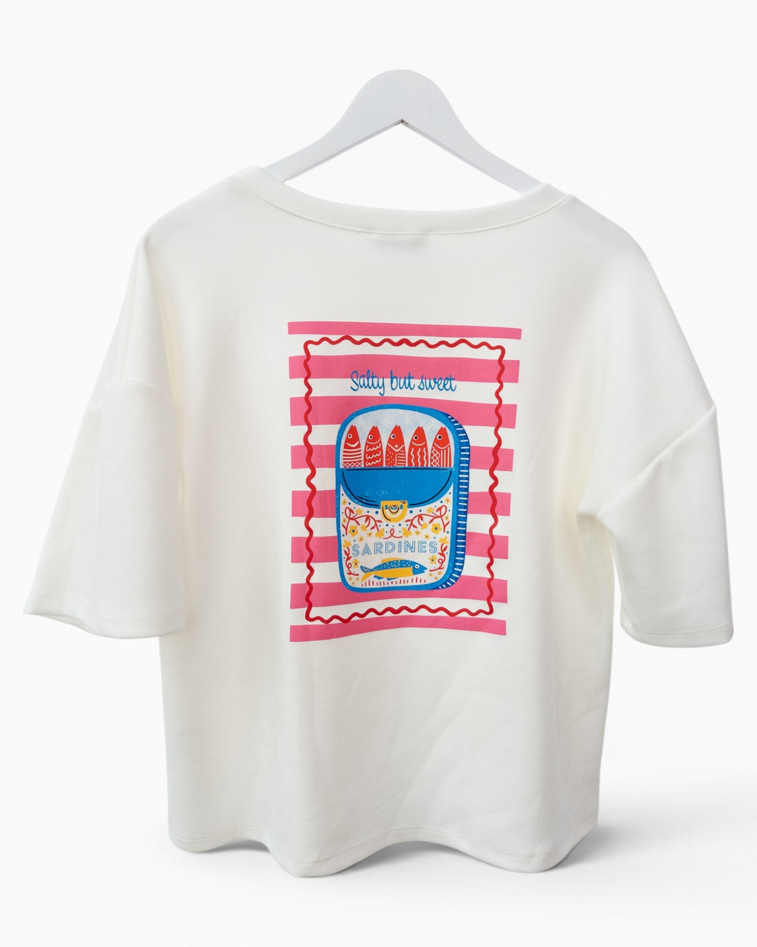 Shirt mit Sardinenmotiv und Rückendruck weiß