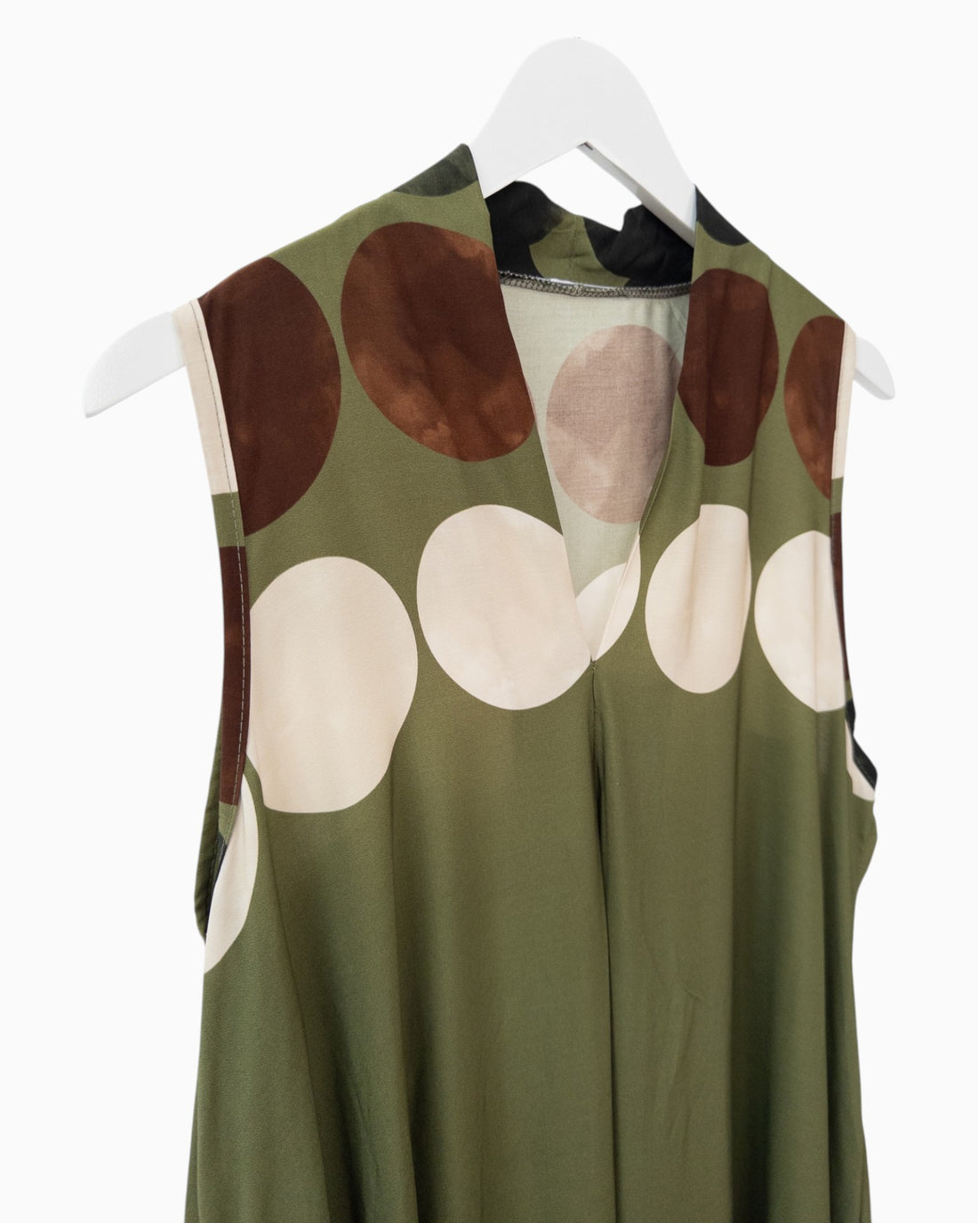 Ärmelloses Maxikleid mit großem Punktmuster olivgrün
