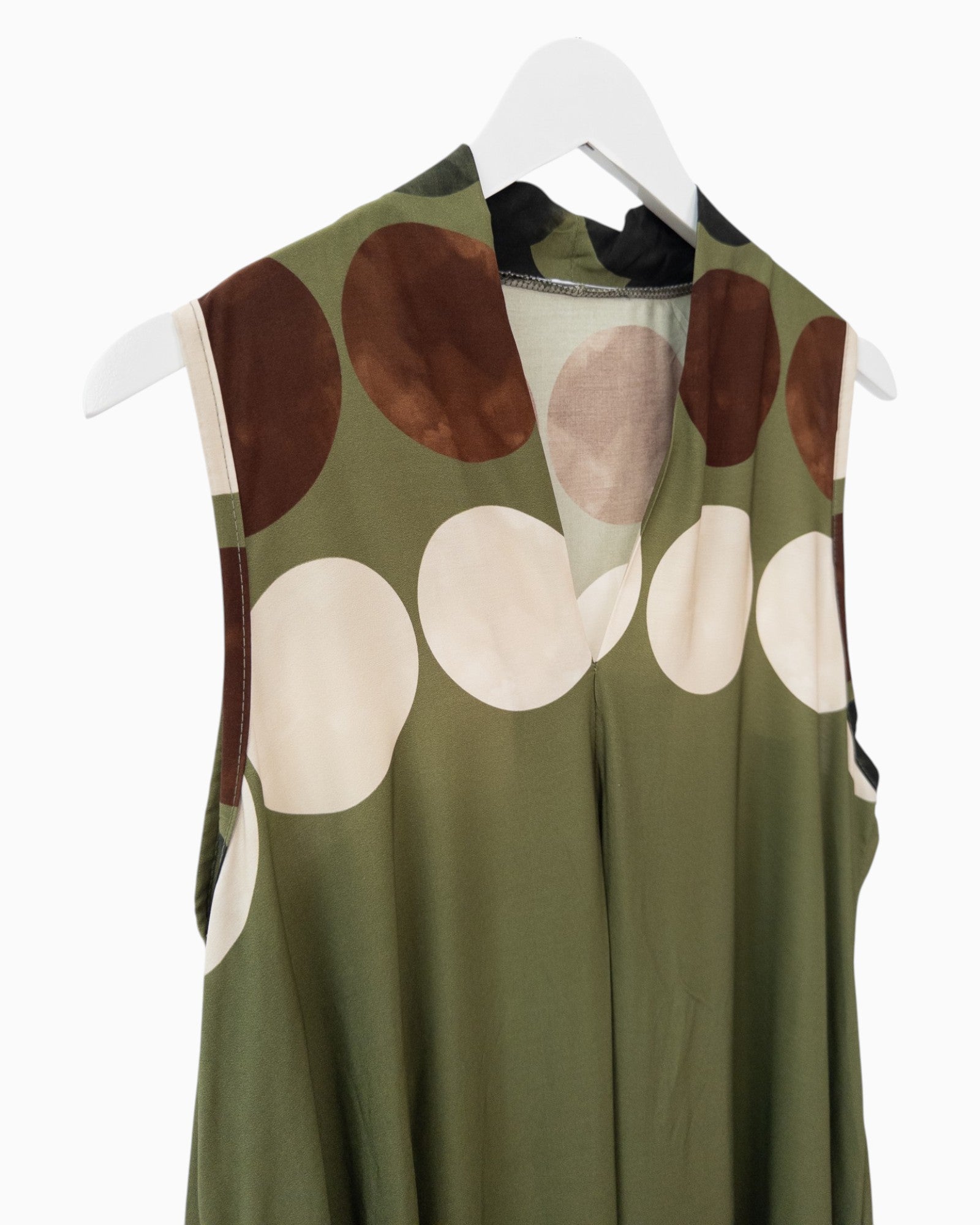 Ärmelloses Maxikleid mit großem Punktmuster olivgrün