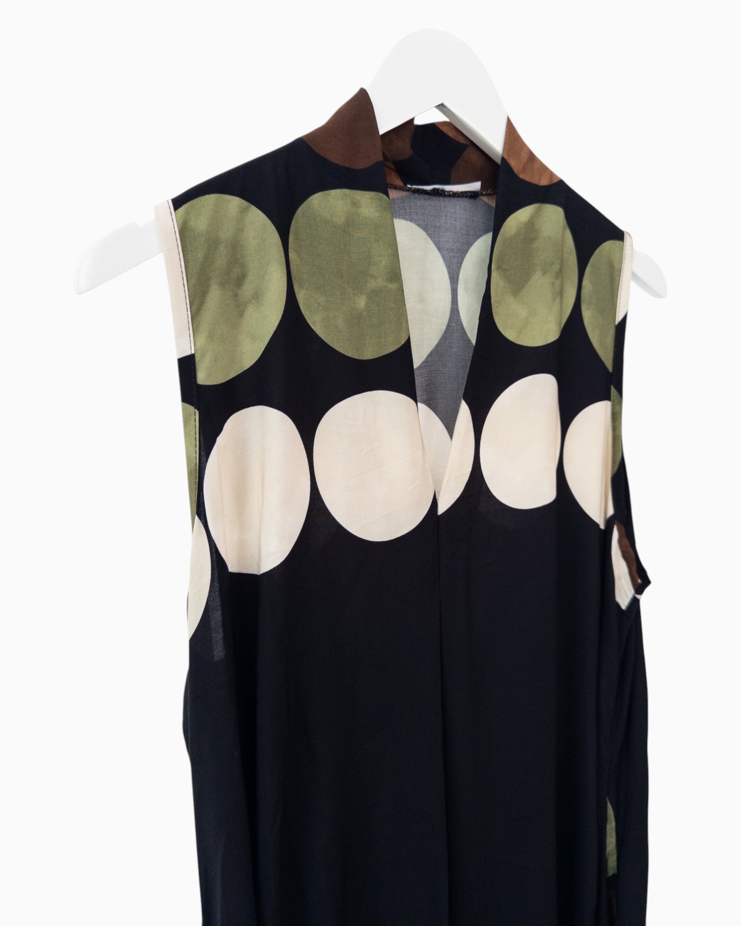 Ärmelloses Maxikleid mit großem Punktmuster schwarz