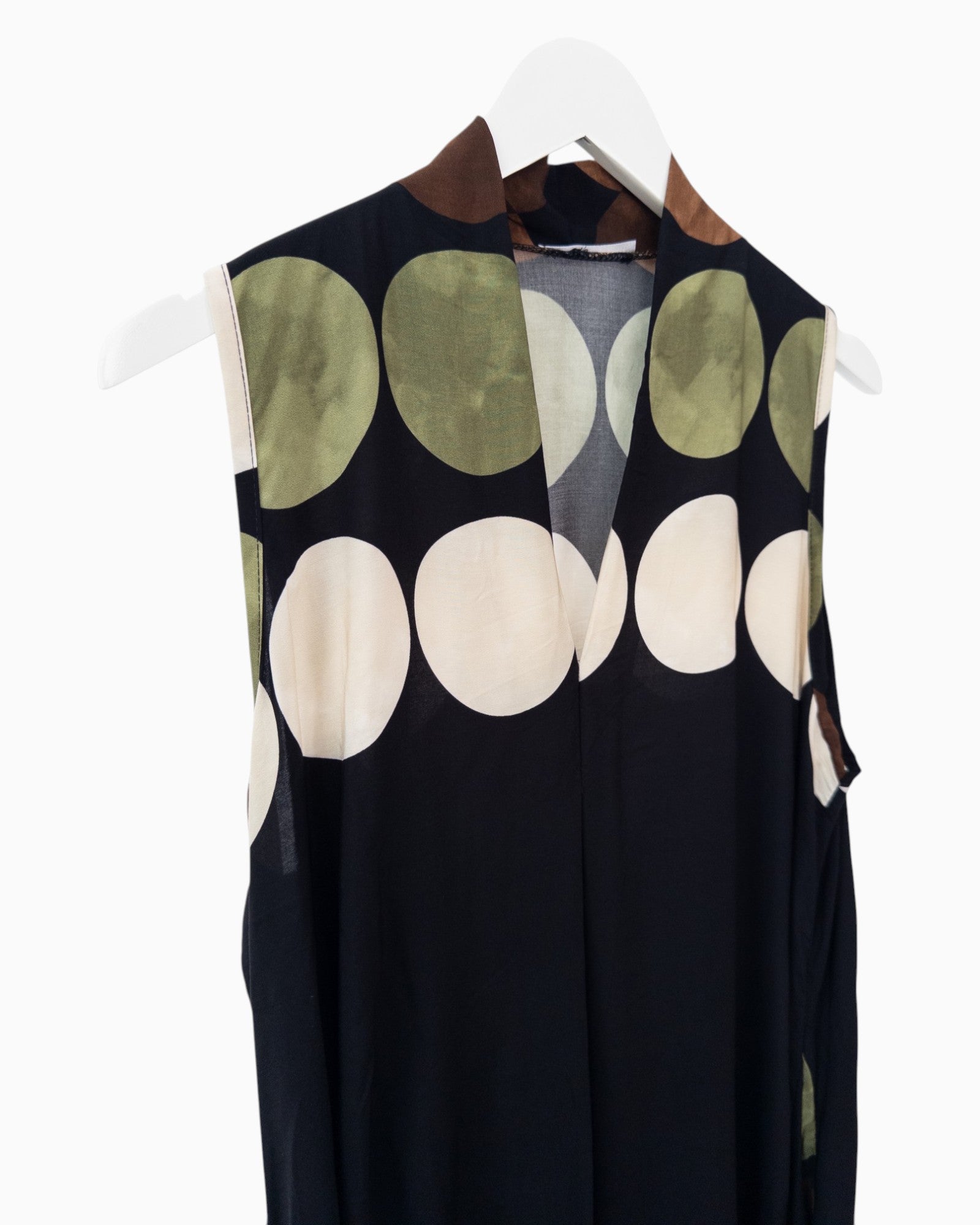 Ärmelloses Maxikleid mit großem Punktmuster schwarz