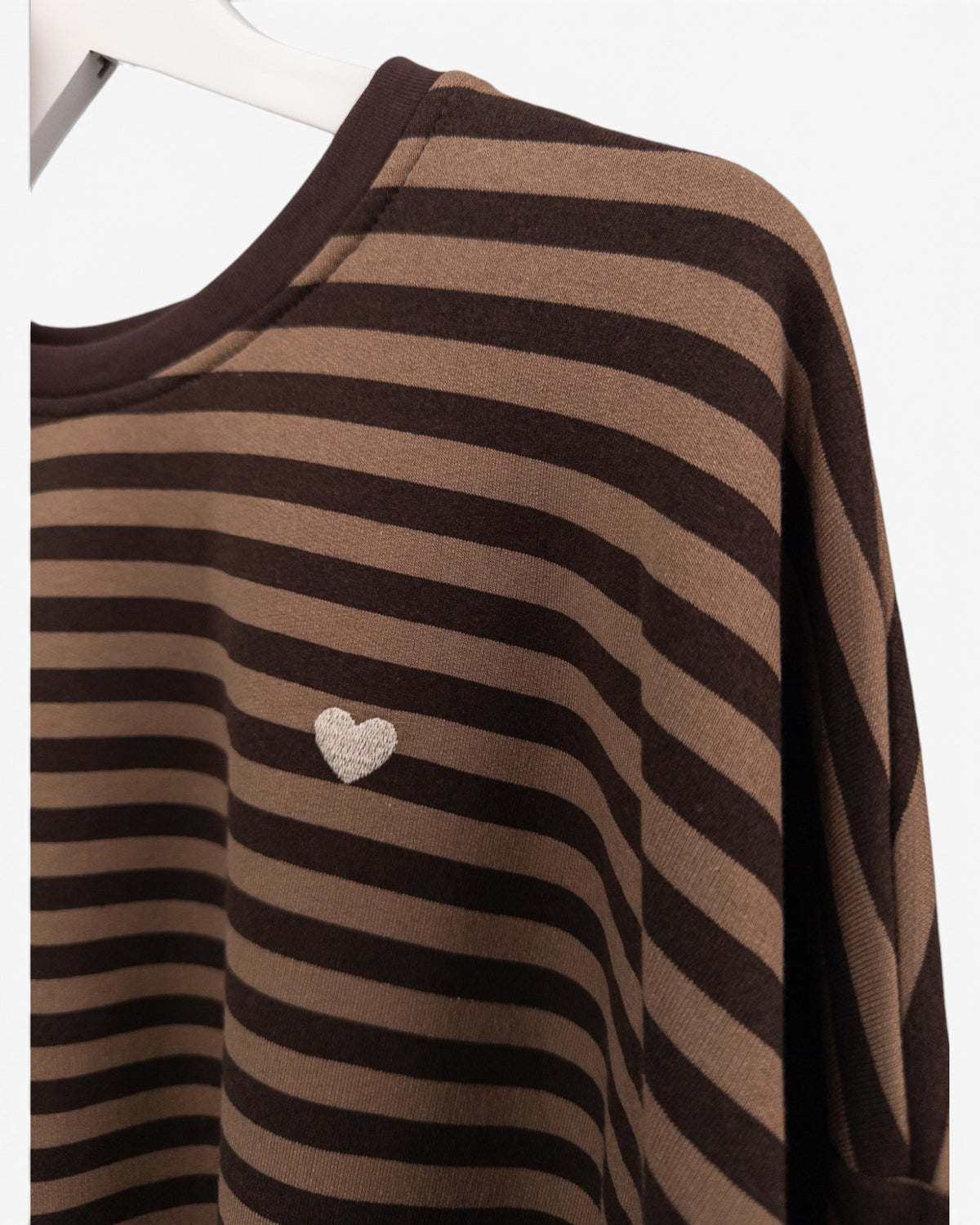Streifenpullover mit Herz braun