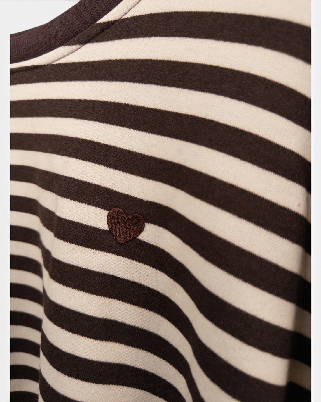 Streifenpullover mit Herz creme braun