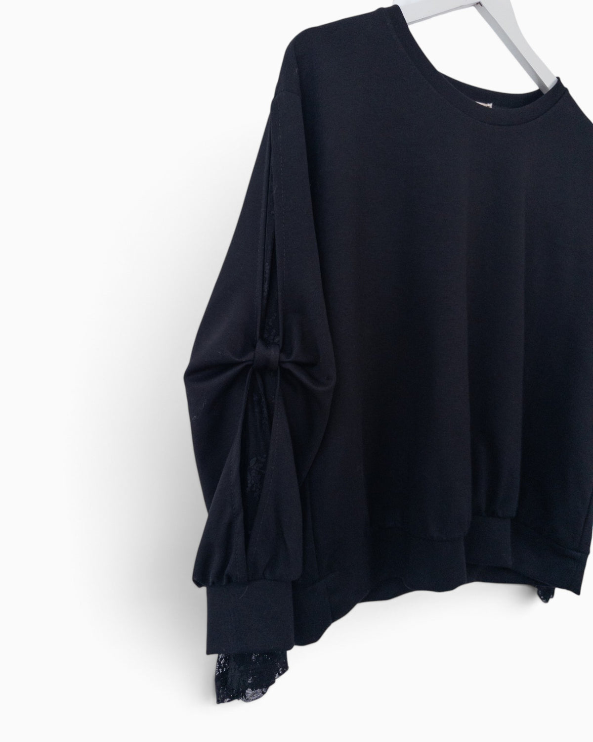 Pullover mit Spitze am Ärmel schwarz