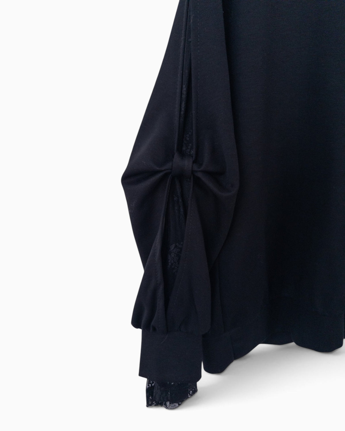 Pullover mit Spitze am Ärmel schwarz