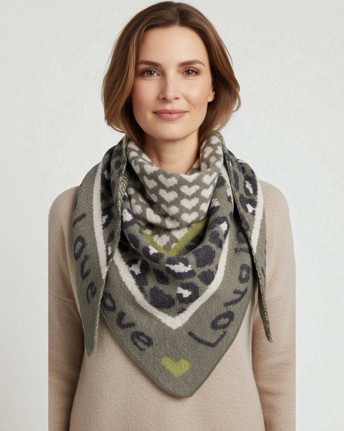 Dreieckstuch Love is Love oliv