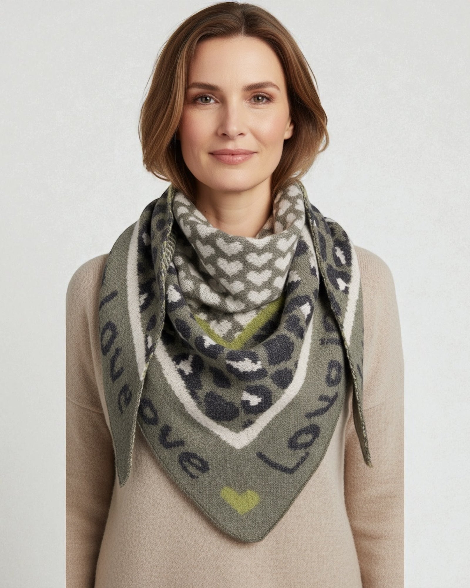 Dreieckstuch Love is Love oliv