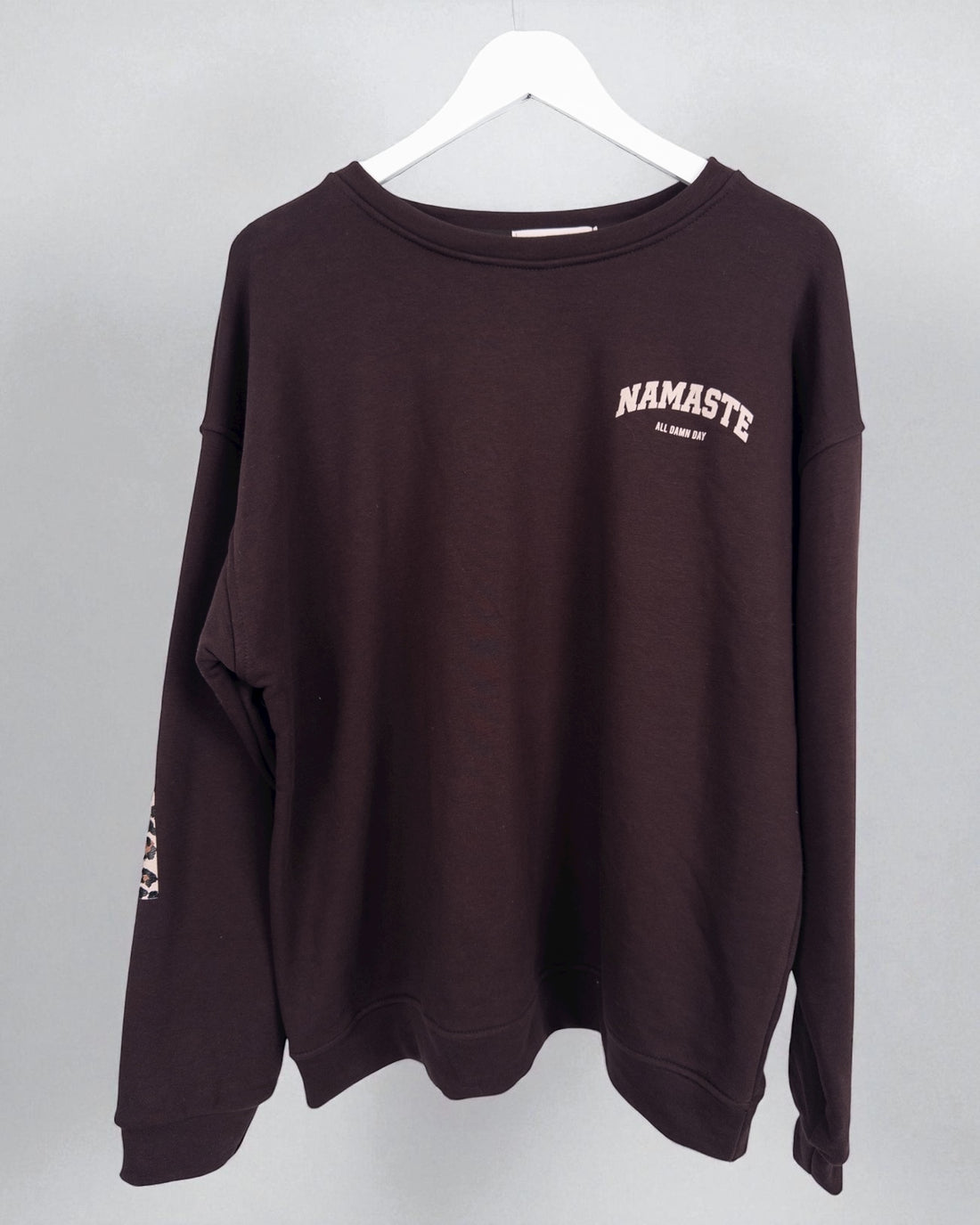 Leo Sweatshirt Namaste dunkelbraun
