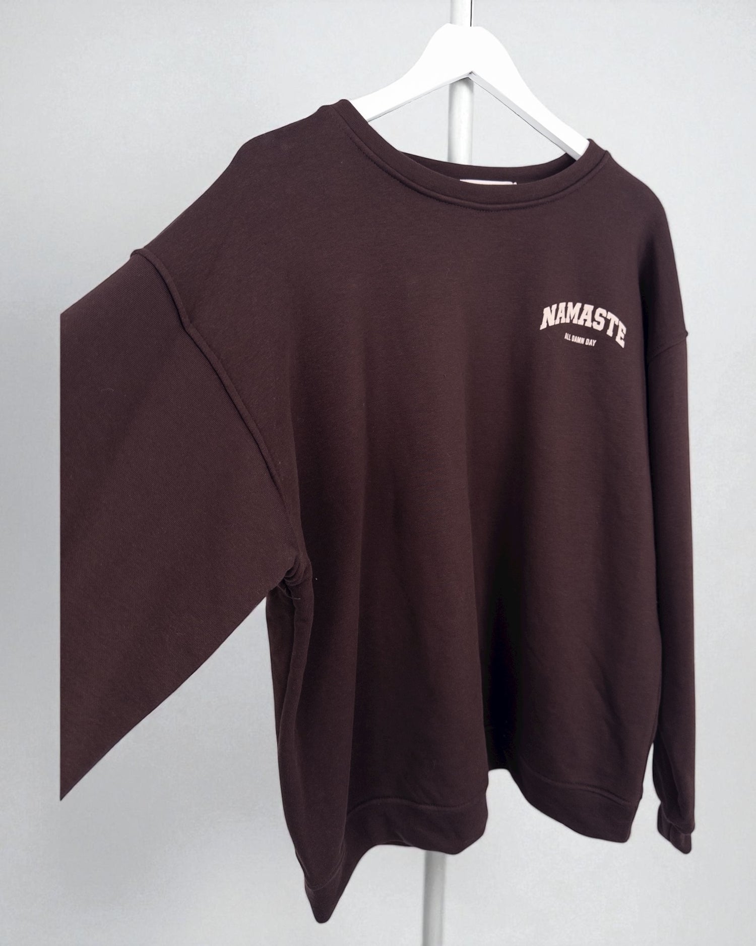 Leo Sweatshirt Namaste dunkelbraun