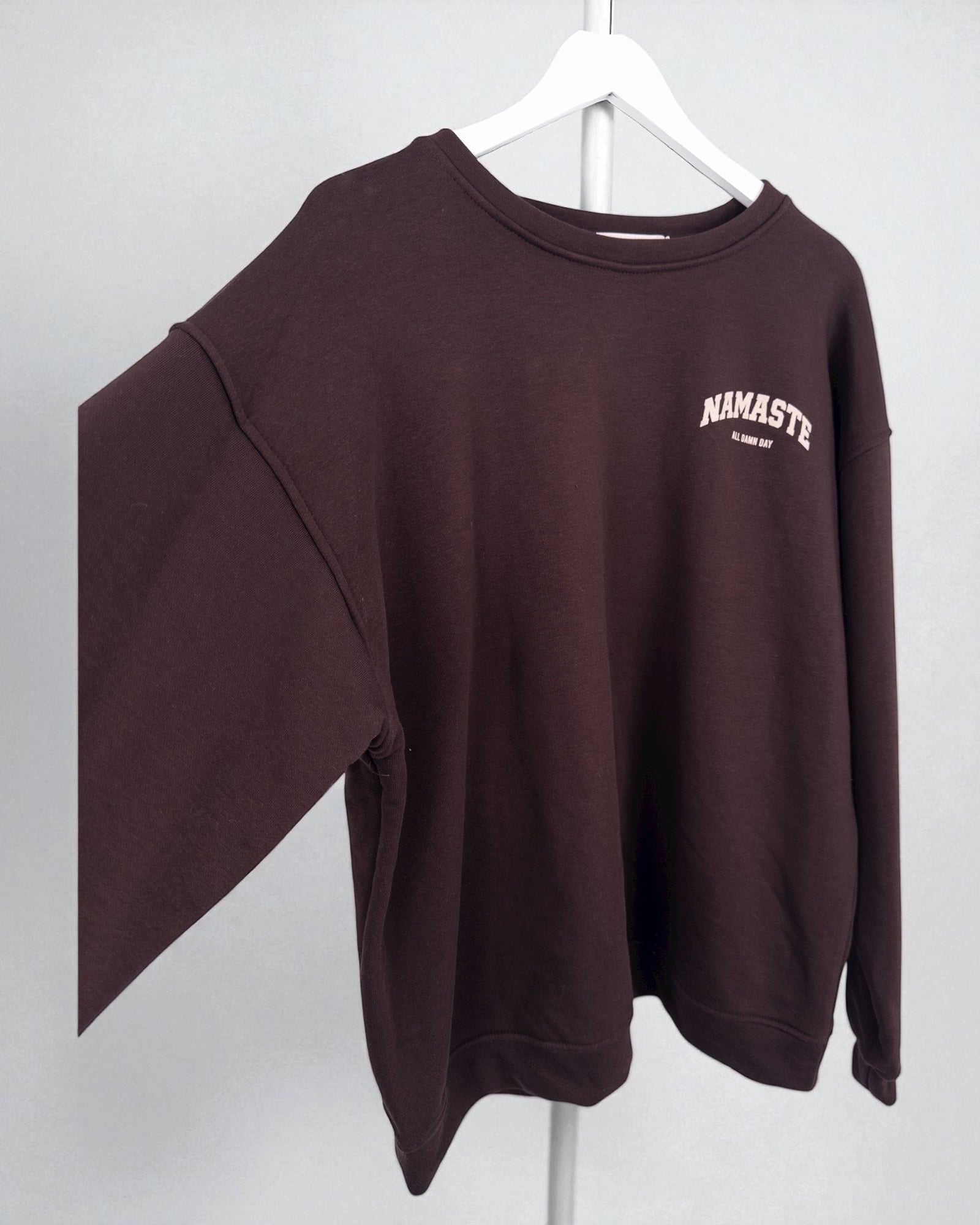 Leo Sweatshirt Namaste dunkelbraun