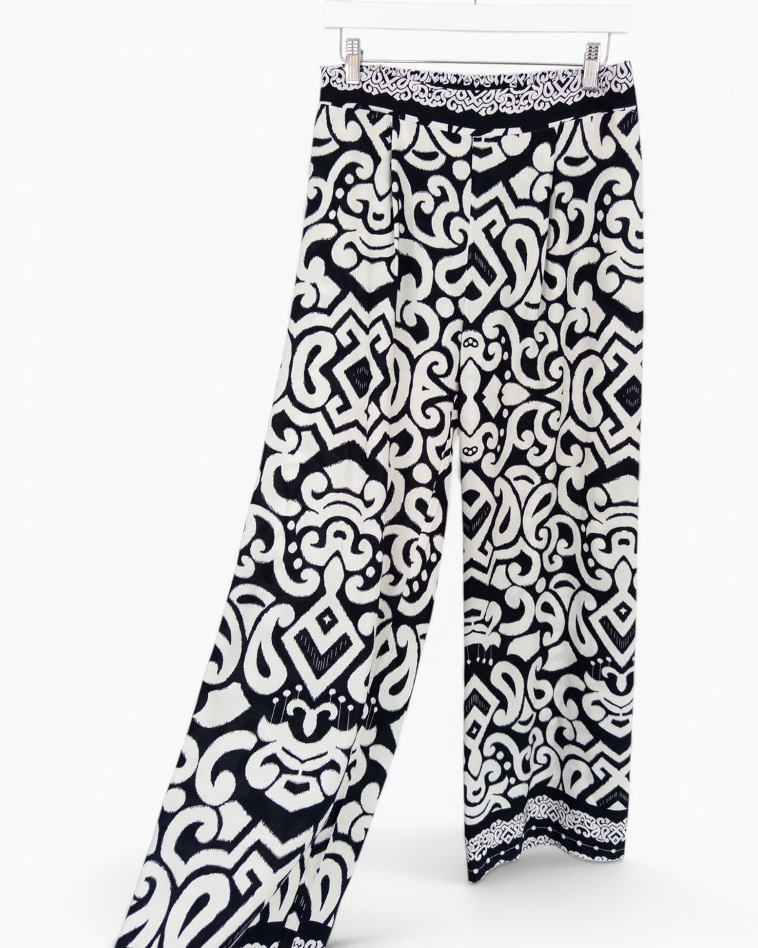 Leichte Hose mit Musterung schwarz weiß
