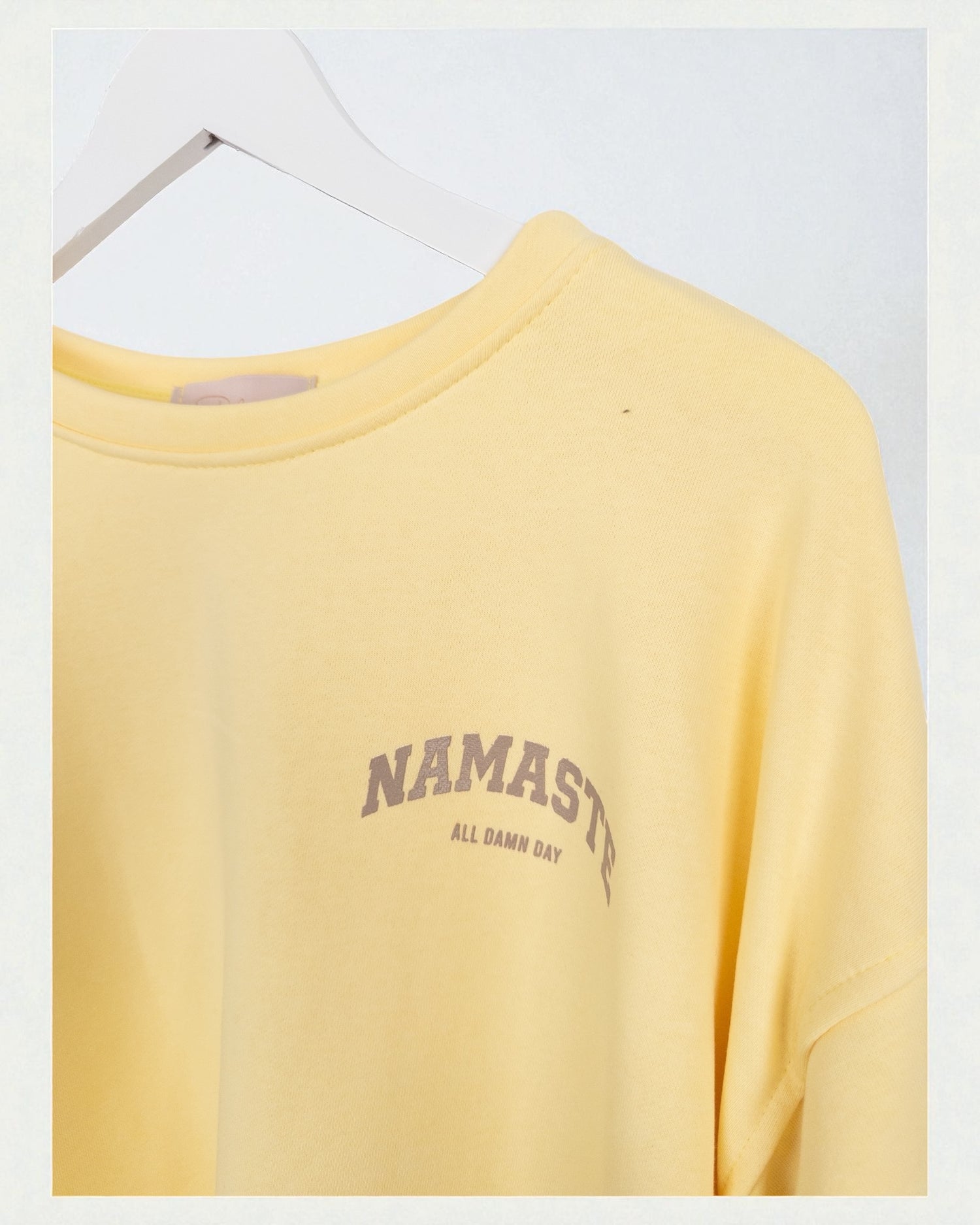 Leo Sweatshirt Namaste gelb