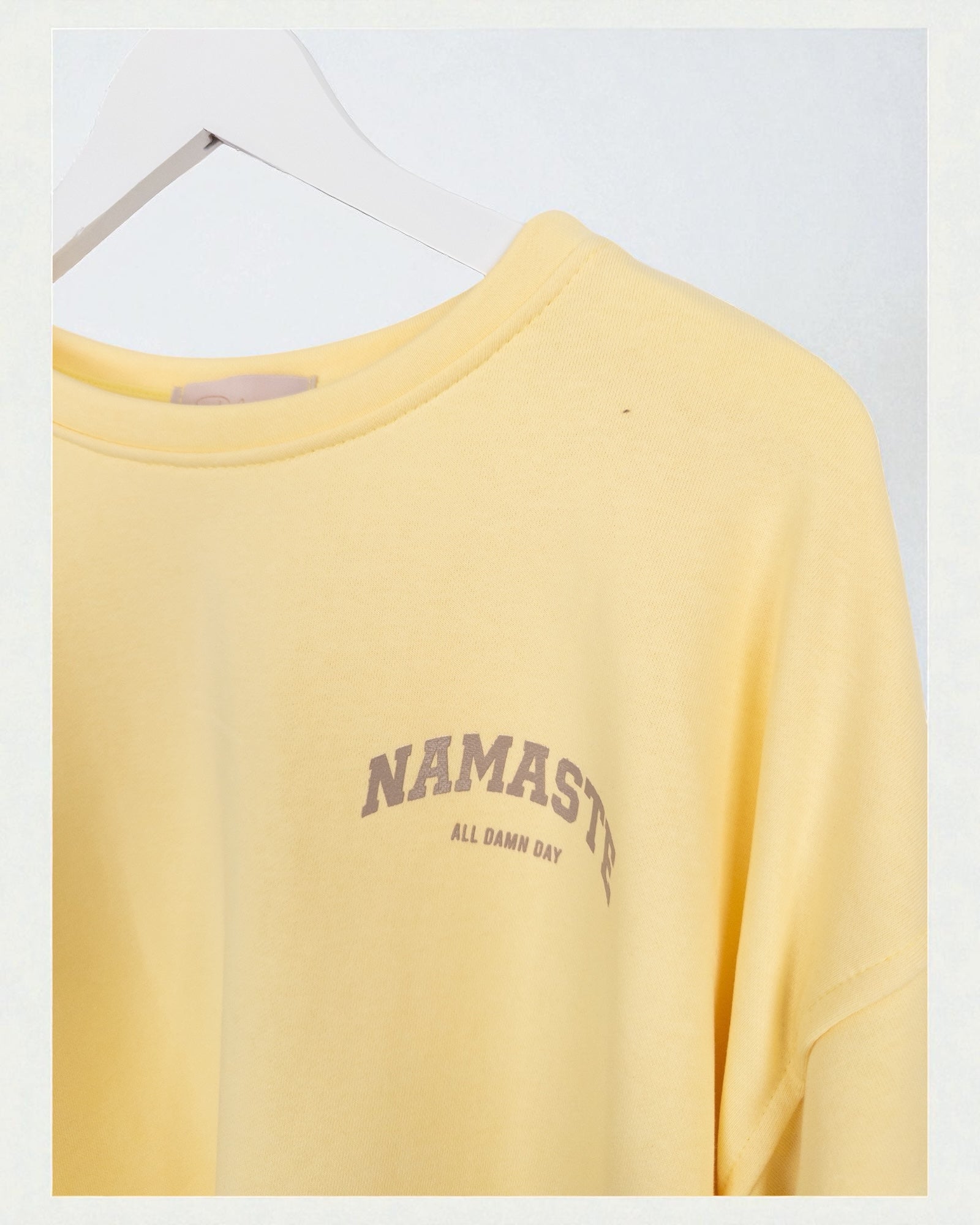 Leo Sweatshirt Namaste gelb