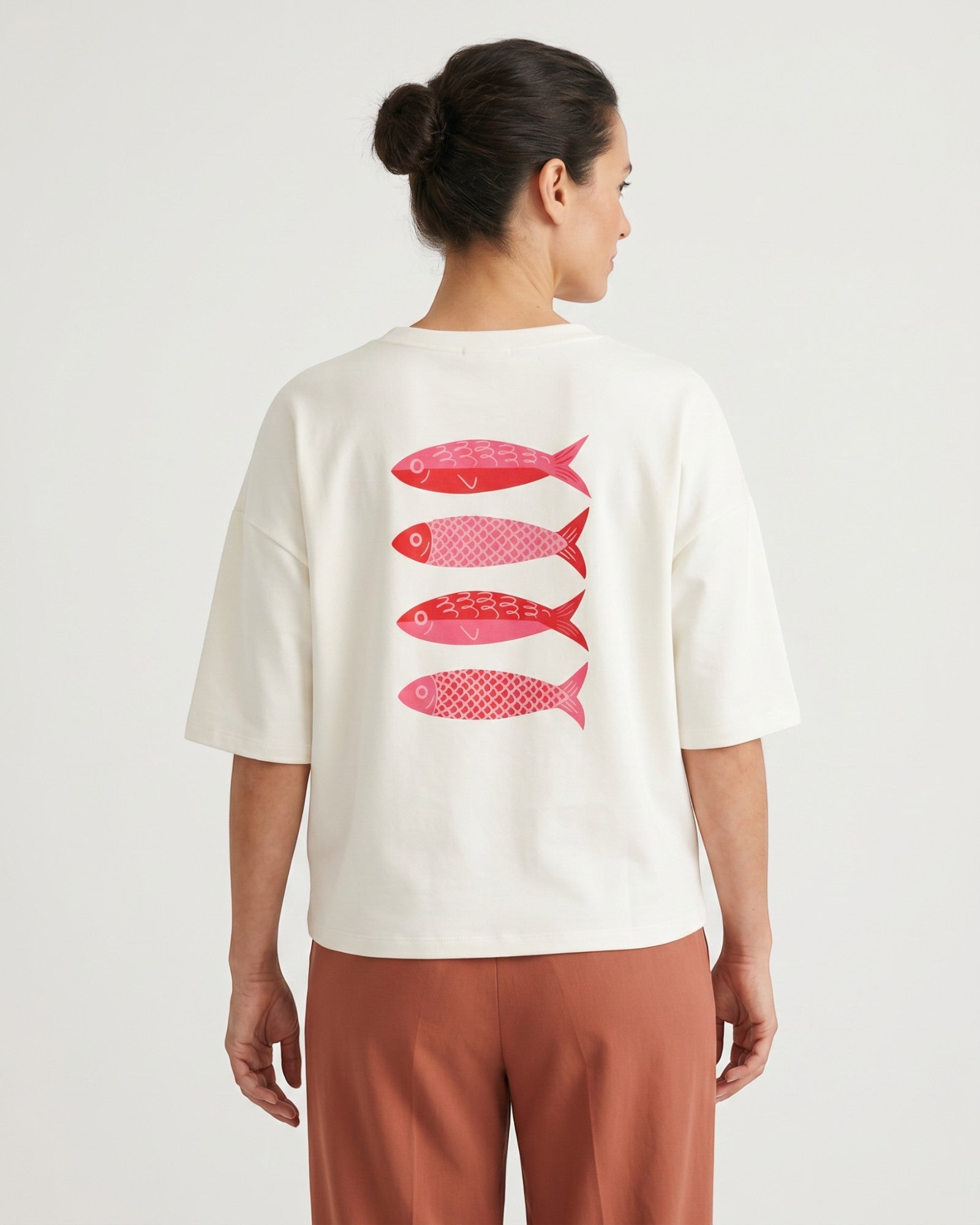 Shirt mit Fischmotiv und Rückendruck weiß pink