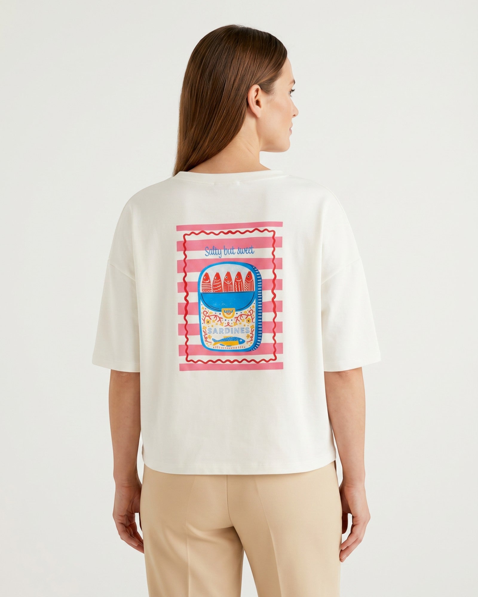 Shirt mit Sardinenmotiv und Rückendruck weiß